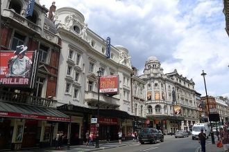 На Шафтсбери-авеню также начинается лонд