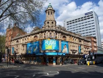 На Шафтсбери-авеню обосновались многочис