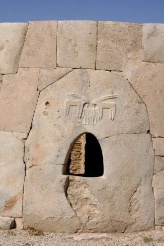 В усыпальницу ведут 2 окошка-входа. Возл