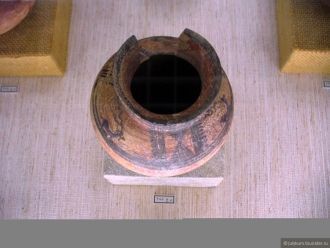 Кроме бренного праха, в гробнице также б