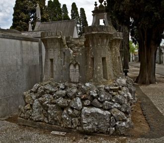 Есть несколько гробниц и мавзолеев, кото