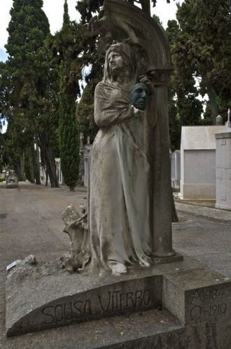 Это гробница Соуза Витербо - португальск