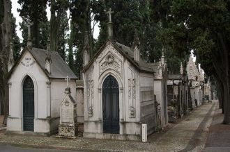 Здесь похоронено много известных и значи