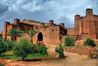 В город ведут два входа через ворота в с