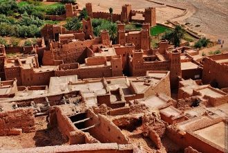 Жилища построены из красно-коричневой гл