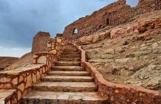 Вся деревня построена  уступами, а между