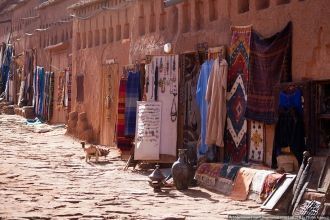 Сувенирные лавки вдоль улицы города-креп