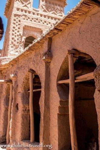 Крыши домов перекрыты бамбуковыми жердям