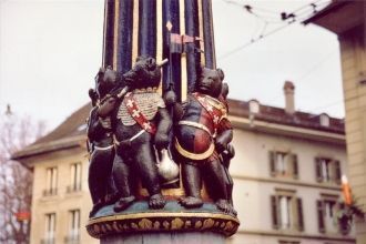 В 2007 году статуя великана и фигурки во