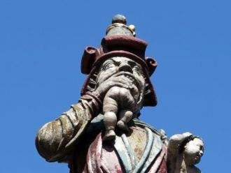 Из-за остроконечной шляпы на голове у лю