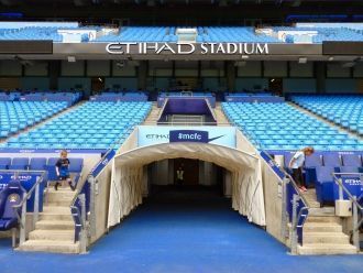 Вход в подтребунное помещение.