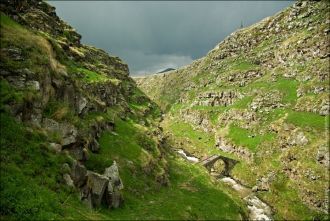 Возле Лори берд находится древнее кладби