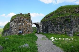 Внутри крепости если и сохранились какие