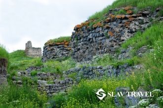 Крепость располагалась на плоскогорье на