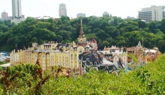 С горы, возвышающейся на 70 – 80 метров 