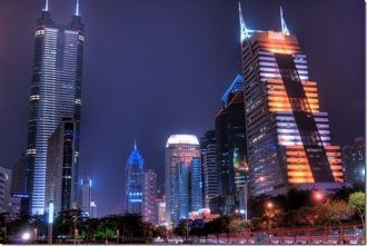 На верхний этаж, где расположена смотров