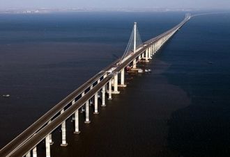 Мост пролегает между городами Шанхай и Н