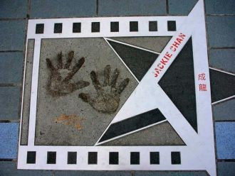 Звезда Джеки Чана с отпечатками его рук.