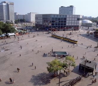 Огромная площадь Alexanderplatz, или, ка