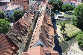 Глинобитные дома тесно лепятся друг к др