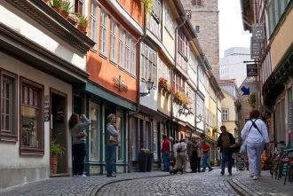 Дорога аккуратно вымощена брусчаткой. Зд