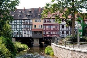 Ширина между домами – четыре метра, а дл