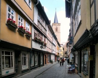 Каменный мост через один из рукавов Геры