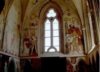 Алтарь — расположен в капелле. Это одна 