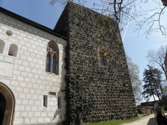 На территории замка живет самое настояще