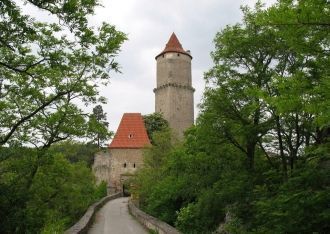 В каждом районе и, конечно, замке есть с