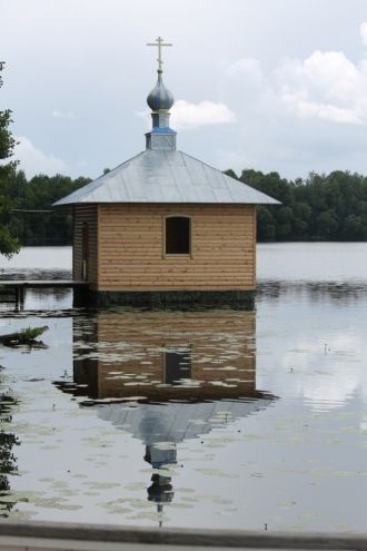 На озере, посредине которого расположен 