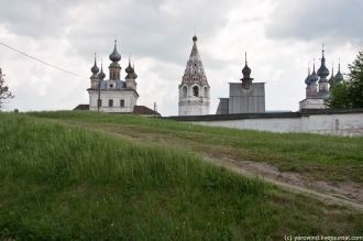 Крепостные валы вокруг монастыря порой д