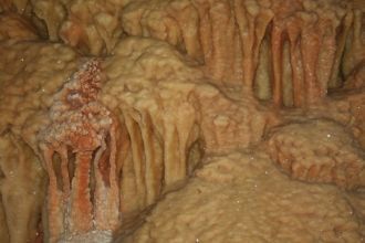 Чтобы добраться до пещеры, турист должен