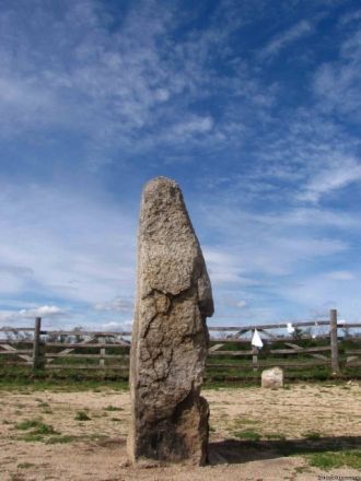 Сейчас менгиры огорожены забором. Летом 