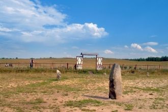 Комплекс состоит из 13 гранитных камней 