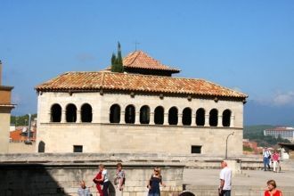 В горячем отделении предусмотрена систем