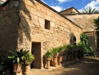 В середине XV века комплекс попал в част