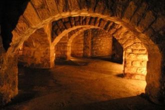 Извилистые запутанные коридоры выводят в