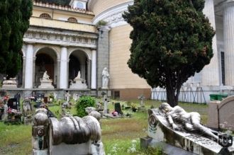 Большая часть могил находится снаружи ко