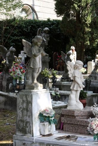 Особняком расположены детские кладбища.