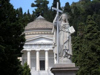 За спиной Веры построен Пантеон, или Час