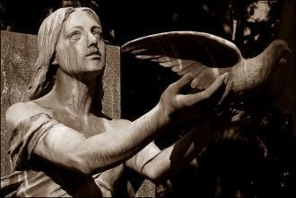 Скульптуры покрыты толстым слоем пыли: о