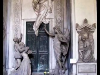 Двери  символизируют ворота в иной мир.