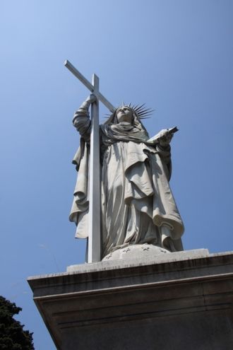 В центре Стальено возвышается статуя Вер