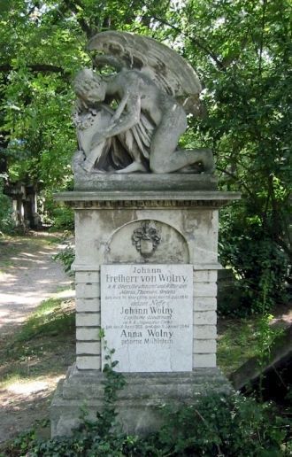 К именам покойных на плитах добавлялись 