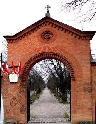 В то время кладбище располагалось на заг