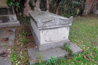 Древние склепы по периметру каменного за