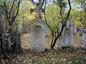 В центре могила австрийского композитора