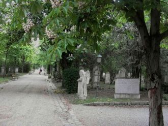 Постепенно оно превратилось в романтичны