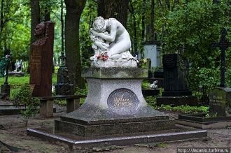 На Литераторских мостках - около 500 над